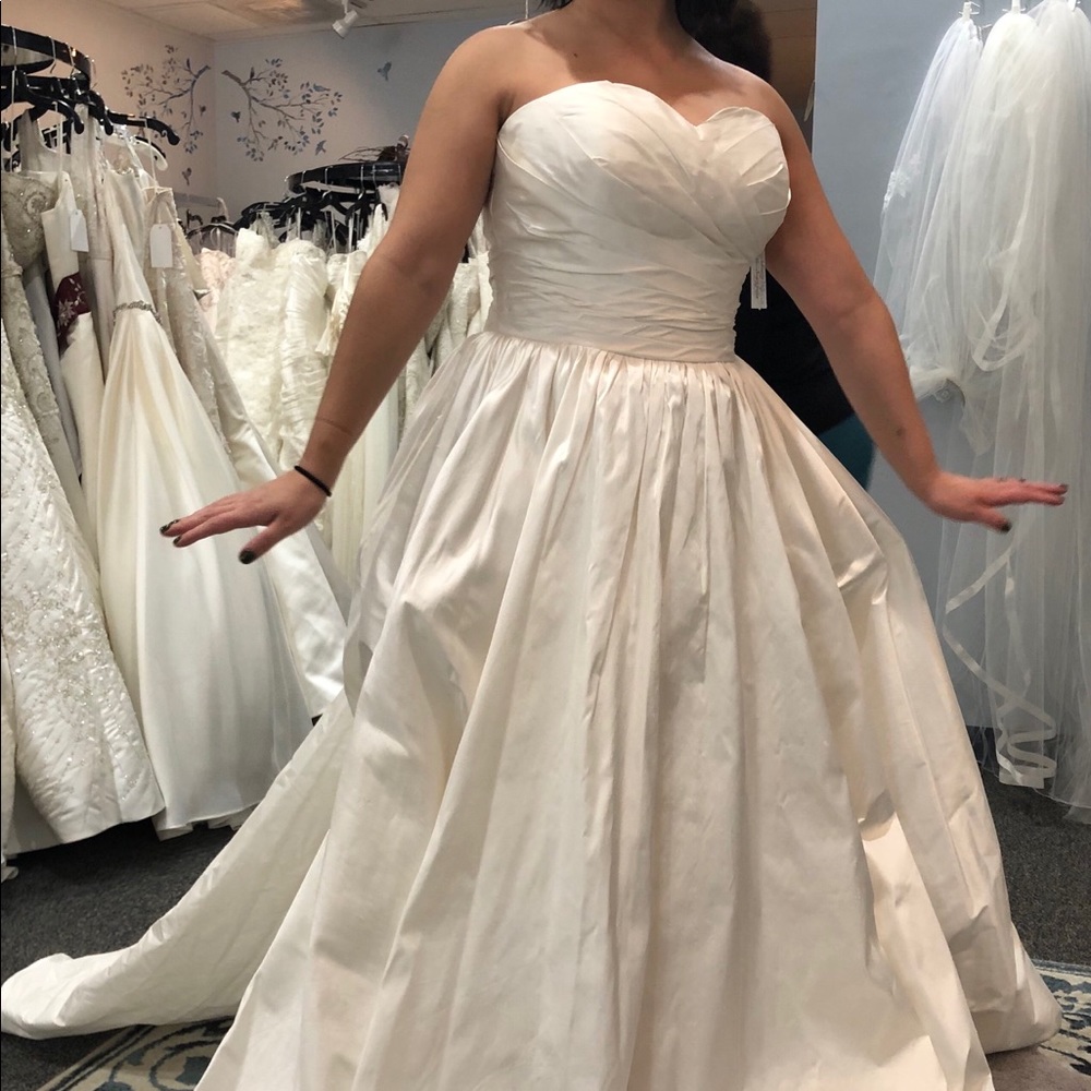 New, unaltered silk wedding gown. Lu. Raquel - Picture 4 of 8